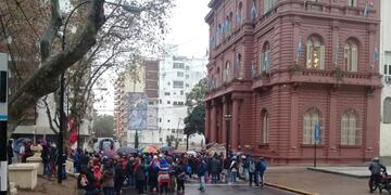Los manifestantes bloquearon el tránsito frente al Palacio de los Leones\u002E (Facebook)