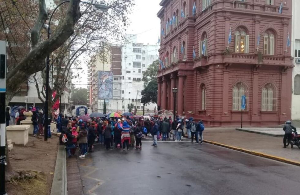 Montaron un "feriazo" frente a la Municipalidad para mantener sus puestos de trabajo