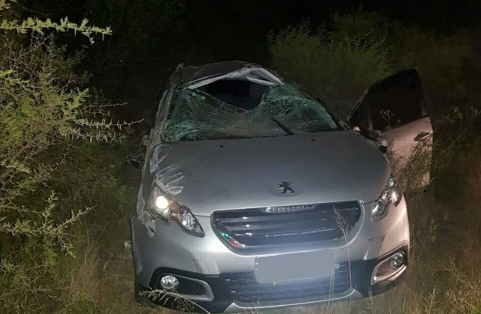 Mina Clavero: Vehículo tumbó sobre la Ruta E34