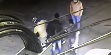 Taxistas de San Luis golpeando la motocicleta\u002E