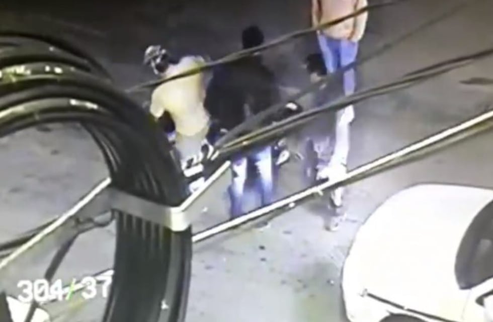 Insólito: un grupo de taxistas atacó a un joven después de un choque