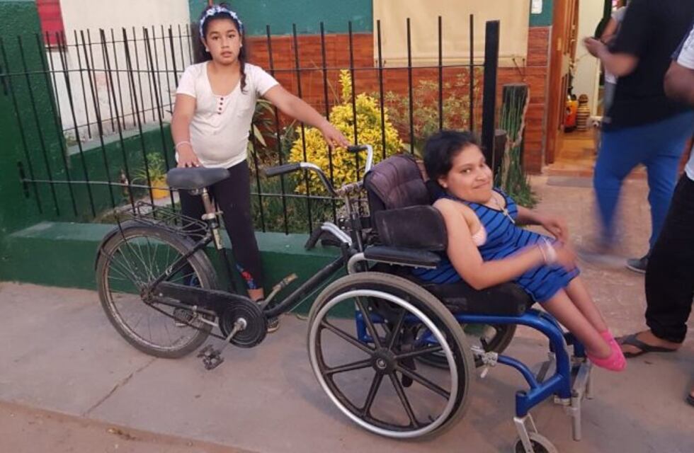 Sueño cumplido: Helen recibió una bici adaptada a su silla de ruedas