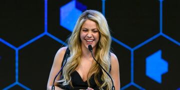 Colombian singer Shakira delivers a speech after receiving the Crystal Award during the Crystal Award ceremony on the eve of the opening day of the World Economic Forum, on January 16, 2017 in Davos\u002E\r\n / AFP PHOTO / FABRICE suiza davos Shakira premios Chrystal Award del Foro Económico Mundial en Davos cumbre economica de davos
