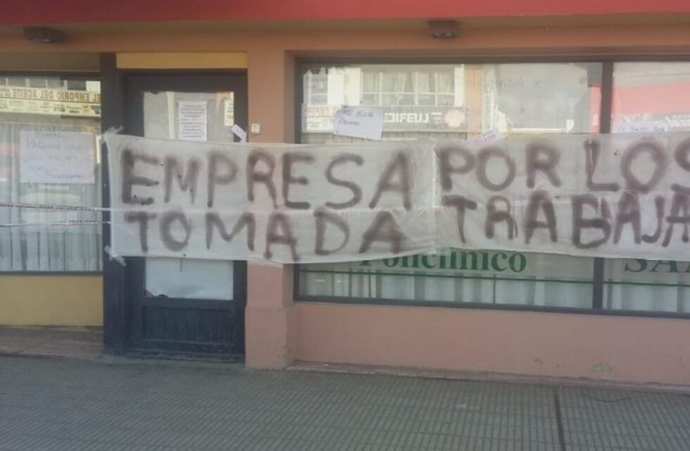 Trabajadores despedidos toman Clínica San José