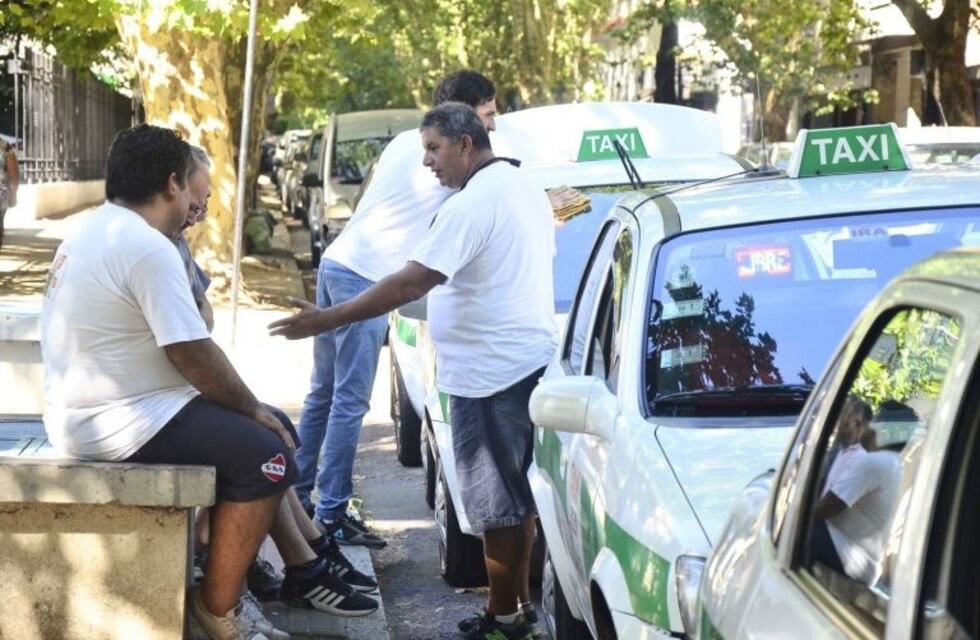 Se aprobó el aumento de los taxis y desde el lunes viajar costará más en La Plata
