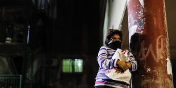 AME3644\u002E BUENOS AIRES (ARGENTINA), 17/04/2020\u002E- Una mujer observa a los vecinos del complejo de viviendas \