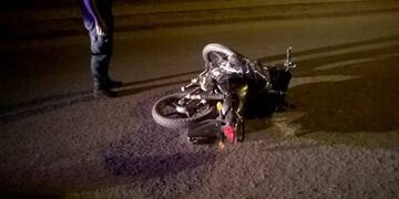 El joven perdió el control de la moto y terminó derrapando\u002E Ahora lucha por su vida\u002E