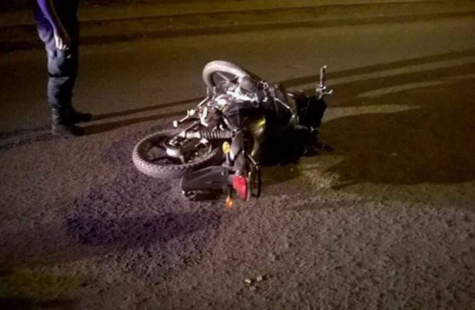 Derrapó con su moto y quedó en grave estado