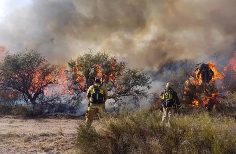 Bomberos trabajan para sofocar un incendio descontrolado en San Luis