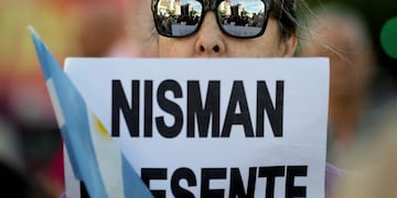 Imagen de manifestante durante el acto en reclamo de justicia por la muerte del ex fiscal de la Causa AMIA el año pasado\u002E (Imagen Ilustrativa)