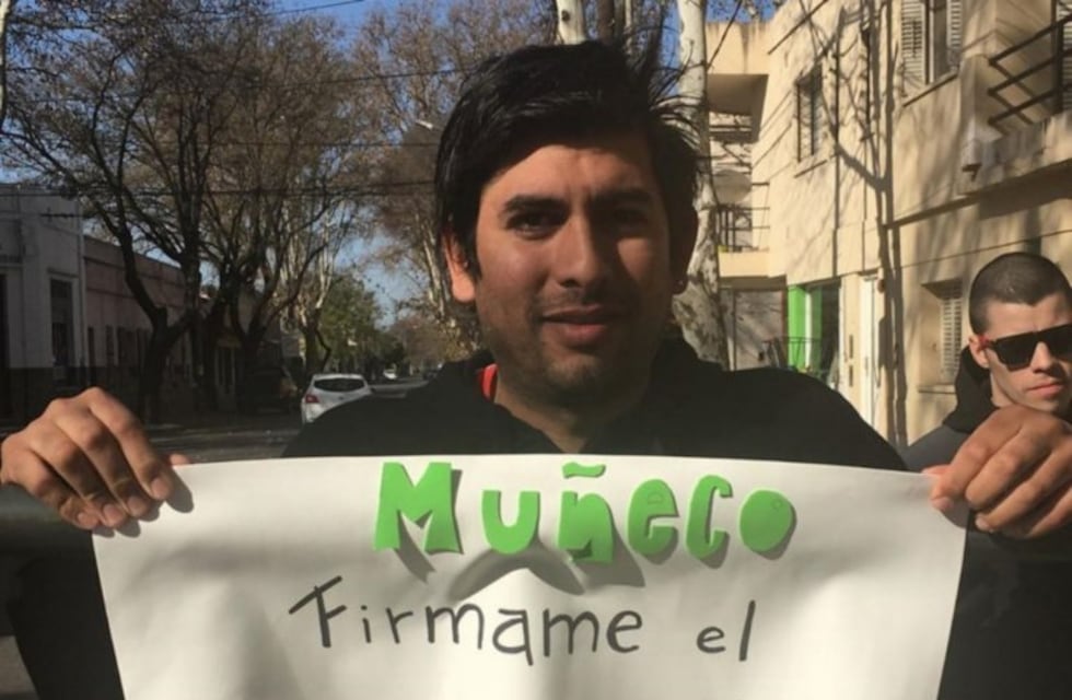 Un hincha puntano logró que Gallardo le firme el tatuaje