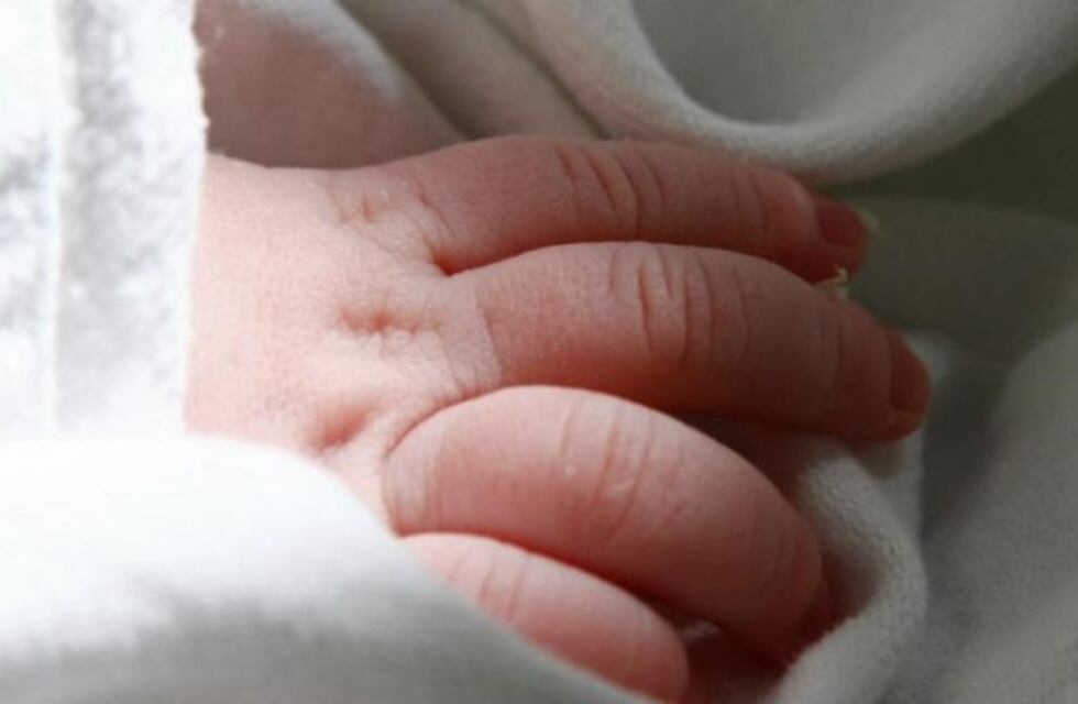 Un bebé perdió un dedo al quedarle atrapada su mano en una escalera mecánica