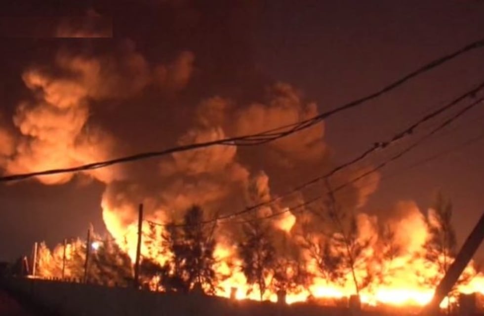 Un tremendo incendio devoró por completo un depósito de plástico de zona sudoeste