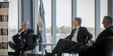 AME7310\u002E SANTA FE (ARGENTINA), 17/07/2019\u002E- Fotografía cedida por la Presidencia de Argentina muestra al mandatario argentino Mauricio Macri (c) junto a su homólogo de Chile Sebastián Piñera (i) durante el coloquio \