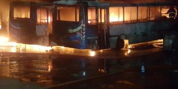 Colectivos incendiados en Rivadavia.