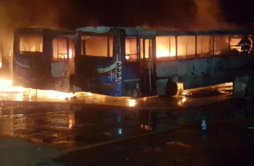 Investigan cuatro colectivos incendiados en Rivadavia