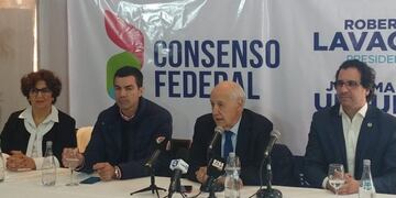 Lavagna y Urtubey recorrieron la Peatonal de San Juan y charlaron con la gente\u002E