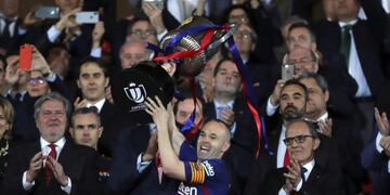GRAF9532\u002E BARCELONA, 21/04/2018\u002E- El capitán del FC Barcelona, Andrés Iniesta, levanta el trofeo que les acredita ganadores de la Copa del Rey tras derrotar al Sevilla por 5-0 en el encuentro que han disputado esta noche en el estadio Wanda Metropolitano, en Madrid\u002E EFE/Kiko Huesca\u002E