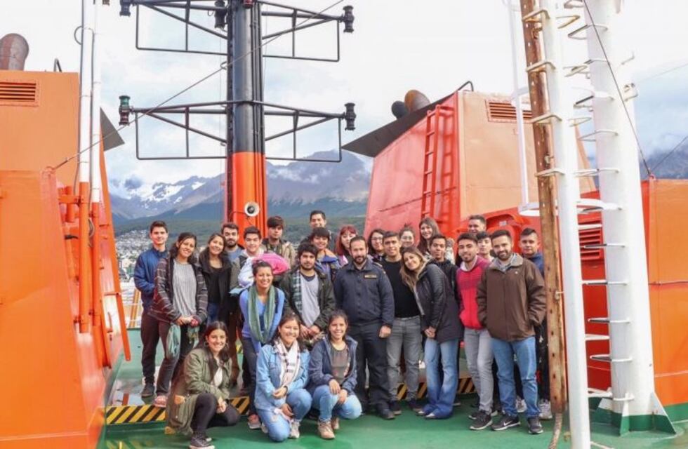 Jóvenes fueguinos visitaron el Buque Oceanográfico Hespérides