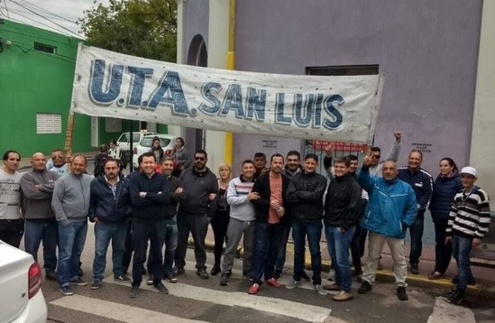 Paro de transporte en San Luis: los choferes hacen una sentada