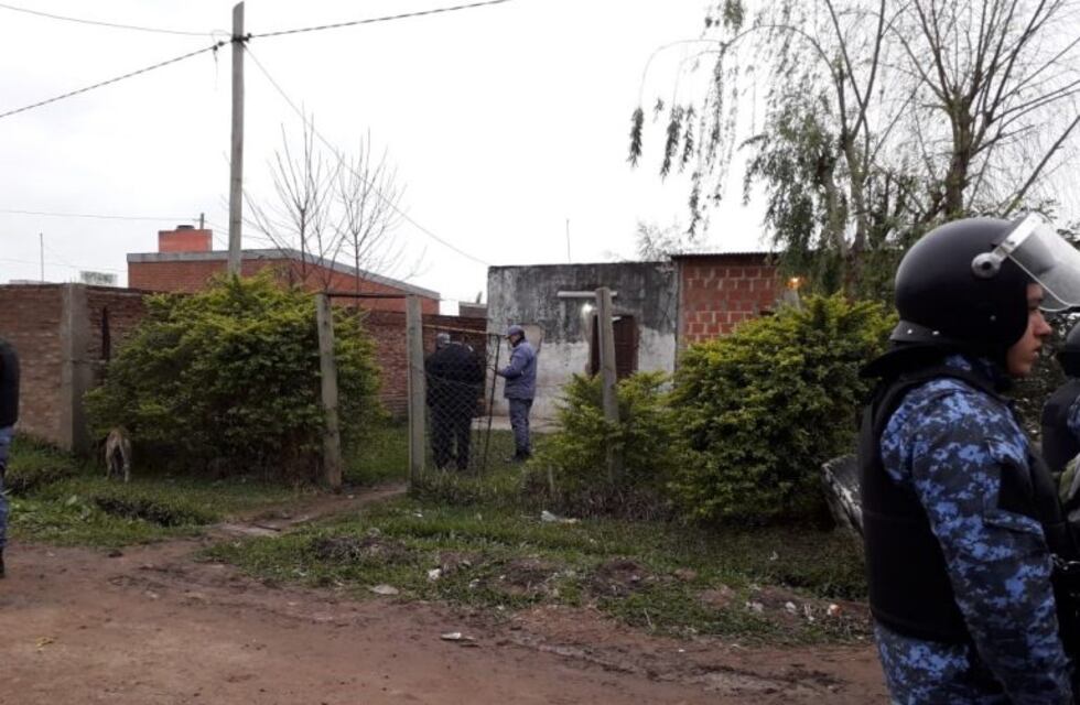 Femicidio y disparos entre policías, en Barrio Palermo II