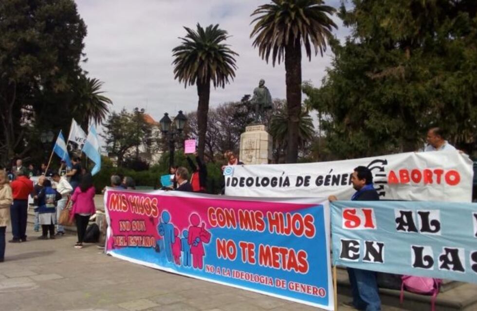 Un grupo de padres se manifestó en contra de la ideología de género en las escuelas