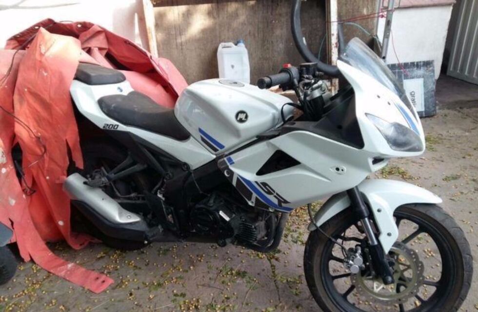 En un allanamiento encontraron una moto robada, un arma y droga