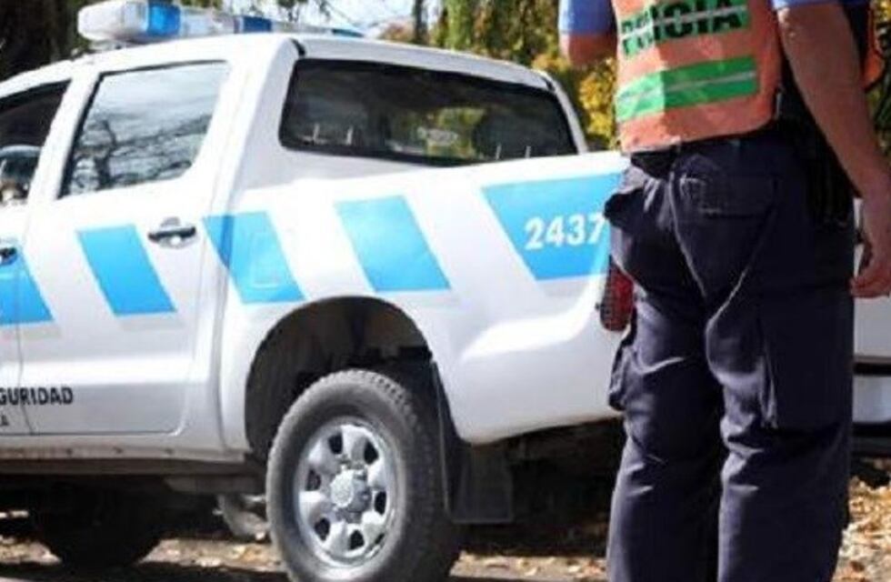 Se colgó de una puerta de su auto para evitar que se lo robaran