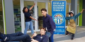 Alumnos de una escuela técnica fabrican sillas de ruedas aptas para circular en la arena
