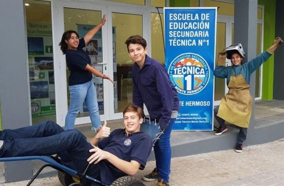 Alumnos de una escuela técnica fabrican sillas de ruedas para circular en la arena