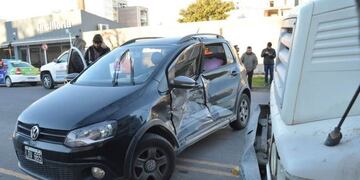 Un herido tras un fuerte choque entre un camión y un auto