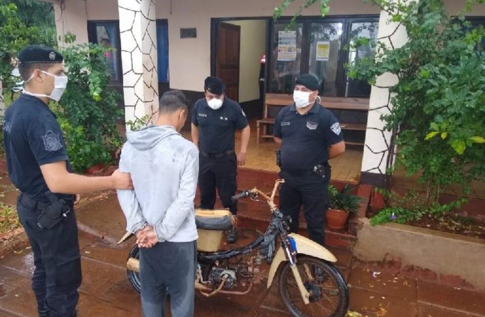 Lo detuvieron cuando incumplía la cuarentena y descubrieron que circulaba en una moto robada