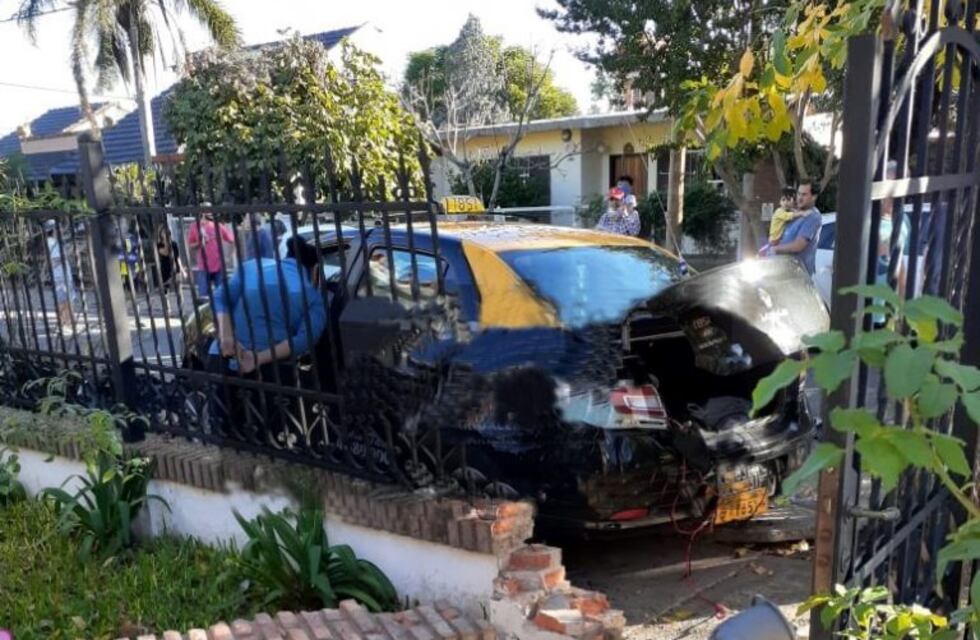 Robó un taxi, escapó a toda velocidad y chocó