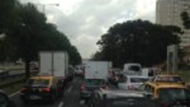 Caos total de tru00e1nsito en la avenida General Paz tras el incendio de un micro y un accidente vial.