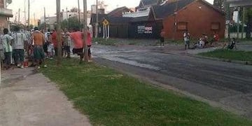 Barrabravas disidentes de Laferrere robaron a vecinos a punta de ametralladora durante el partido frente a Midland\u002E