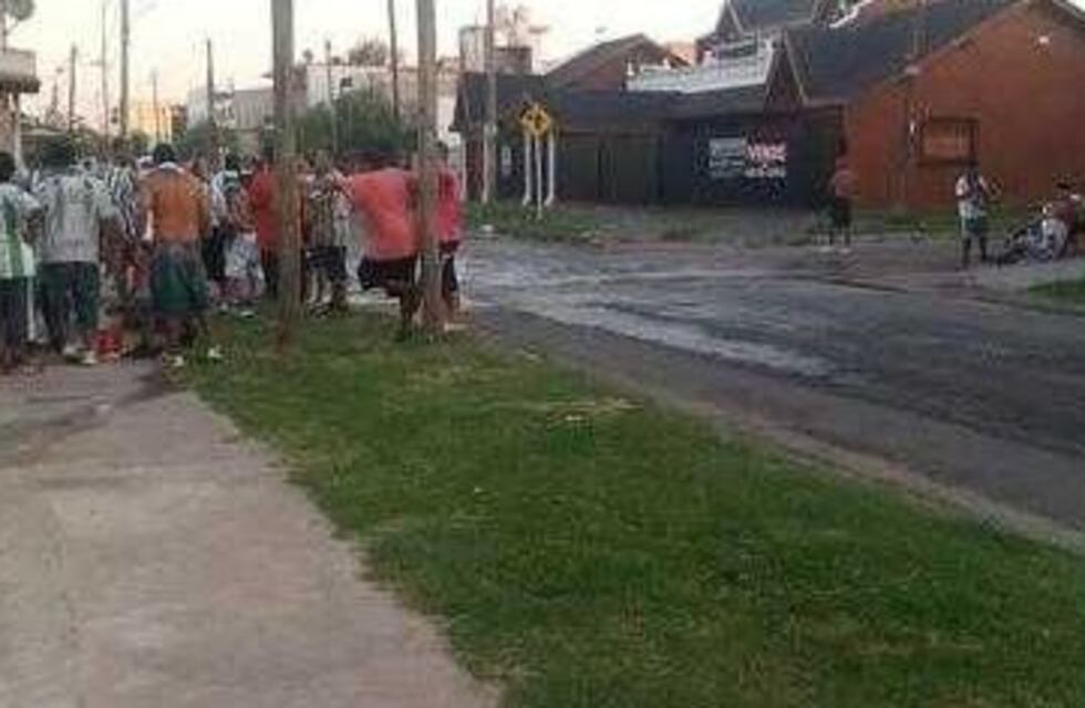 Barrabravas disidentes de Laferrere le robaron a vecinos a punta de ametralladora