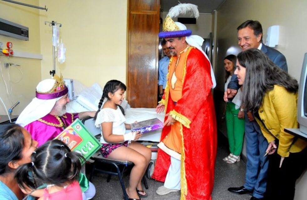 Los Reyes Magos entregaron regalos a los niños del hospital Notti y Carrillo