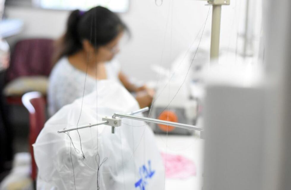 Emprendedoras cambiaron su producción de ropa de trabajo por materiales de protección del coronavirus