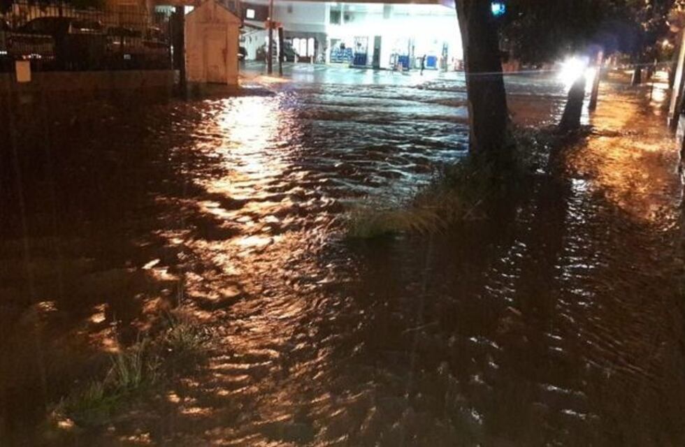 La tormenta dejó familias evacuadas, barrios inundados y rutas cortadas