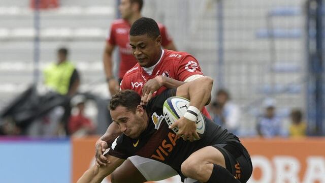 Argentina's Jaguares fullback Joaquin Tuculet (R) is tackled by South Africa's Lions wing Anthony Volmink during their Super Rugby match at Jose Amalfitani stadium in Buenos Aires on March 11, 2017. / AFP PHOTO / JUAN MABROMATA