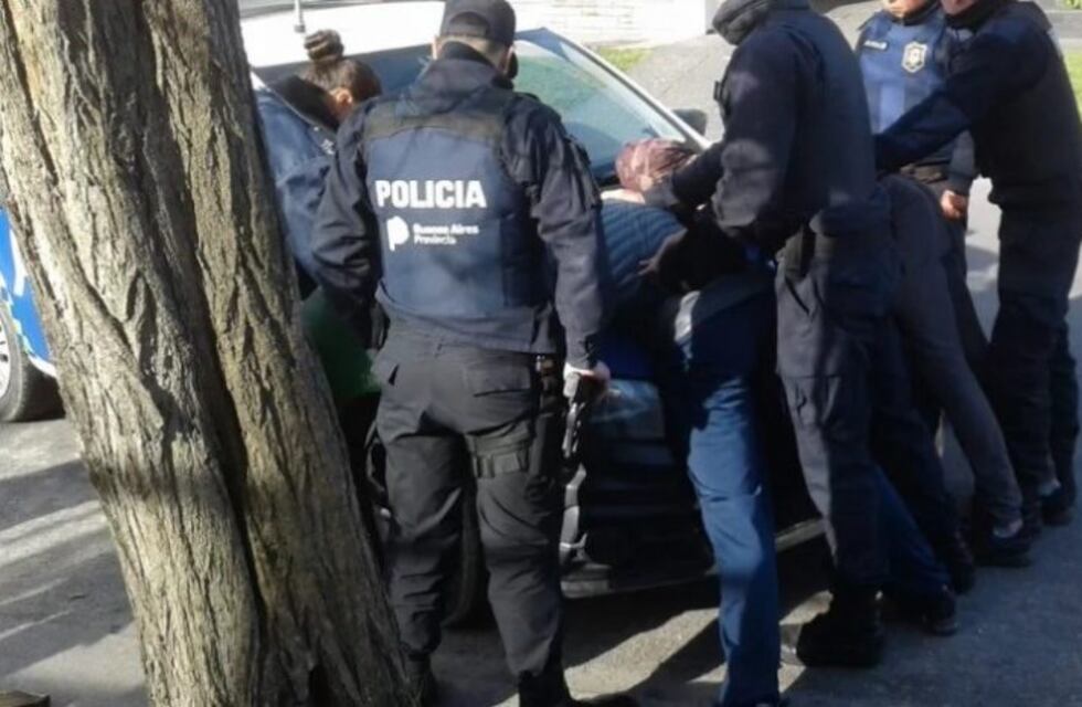 Vecino con un palo evitó que tres delincuentes asalten a una mujer