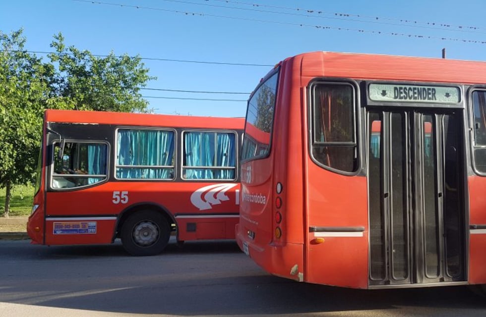 Mendiolaza: colectivo de Intercordoba fue atacado a piedrazos
