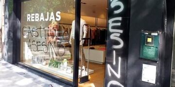 Escrache al local de Etiqueta Negra (Clarín)