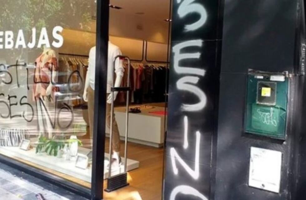 Escrache al local de Etiqueta Negra en La Plata en repudio al video del cordero