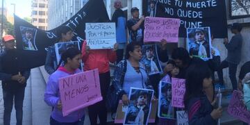 Familiares de Angela Paola Ríos protestaron este viernes en la vereda de Tribunales\u002E (@gbelluati)