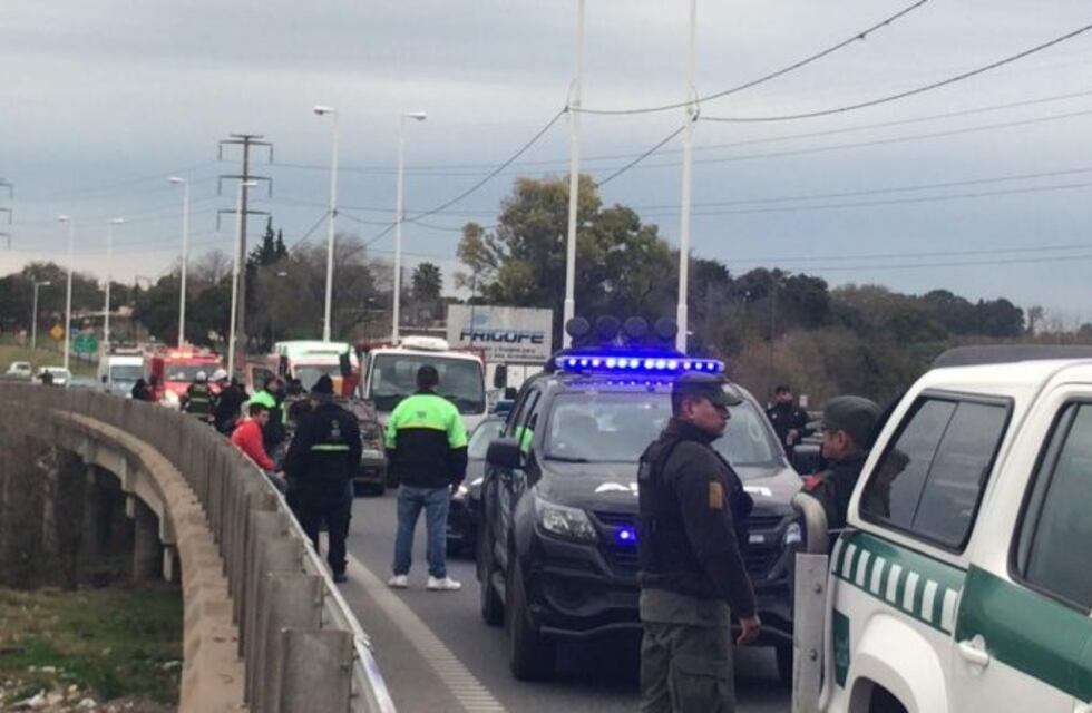 La víctima del choque en Acceso Sur era el hijo del hombre que cayó del puente
