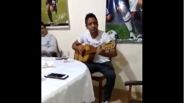 Victor Figueroa se luce tocando y cantando en Newell's