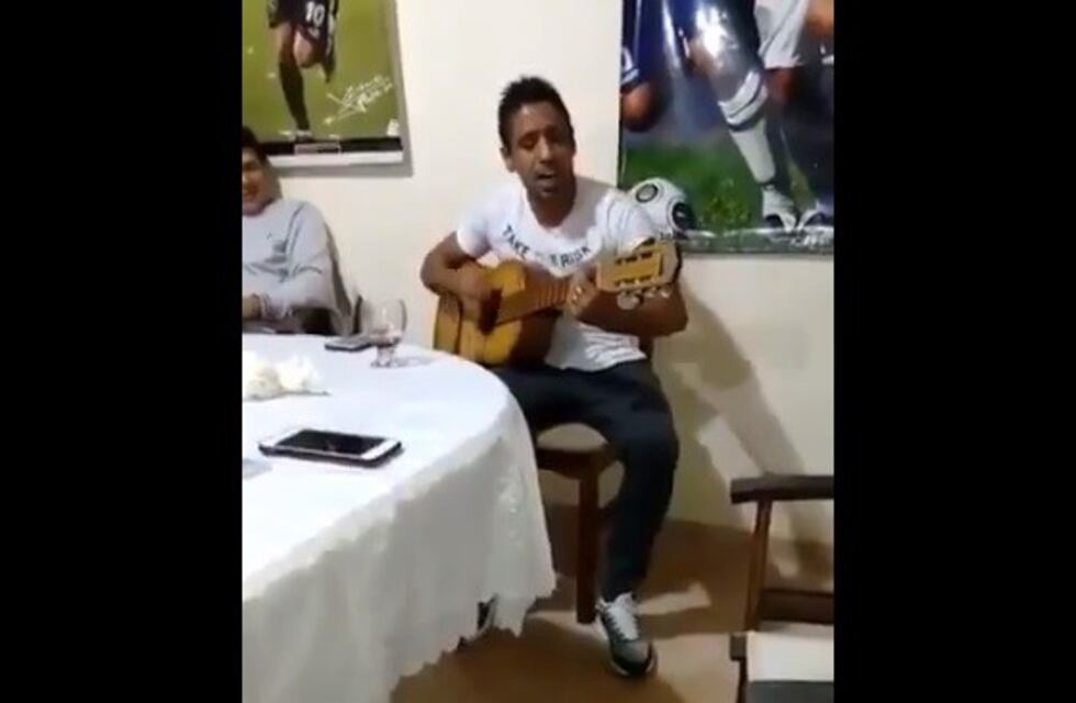 El talento oculto de Víctor Figueroa, que se lució tocando la guitarra y cantando