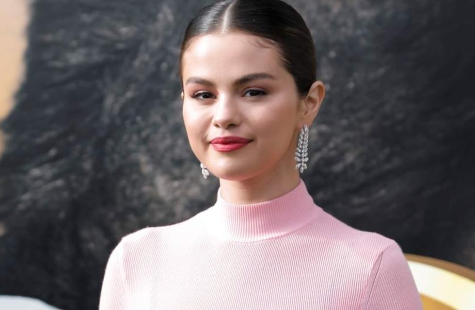 Selena Gómez recordó la vez que tiñó su cabello de rubio con una foto en microbikini que revolucionó las redes sociales