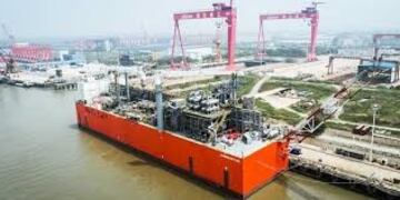 Barcaza de YPF, exportación de gas desde el puerto bahiense